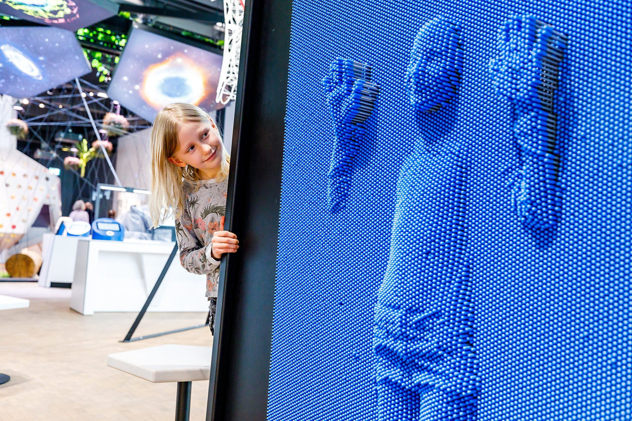 Jugendliche bei einem experiment im Labor