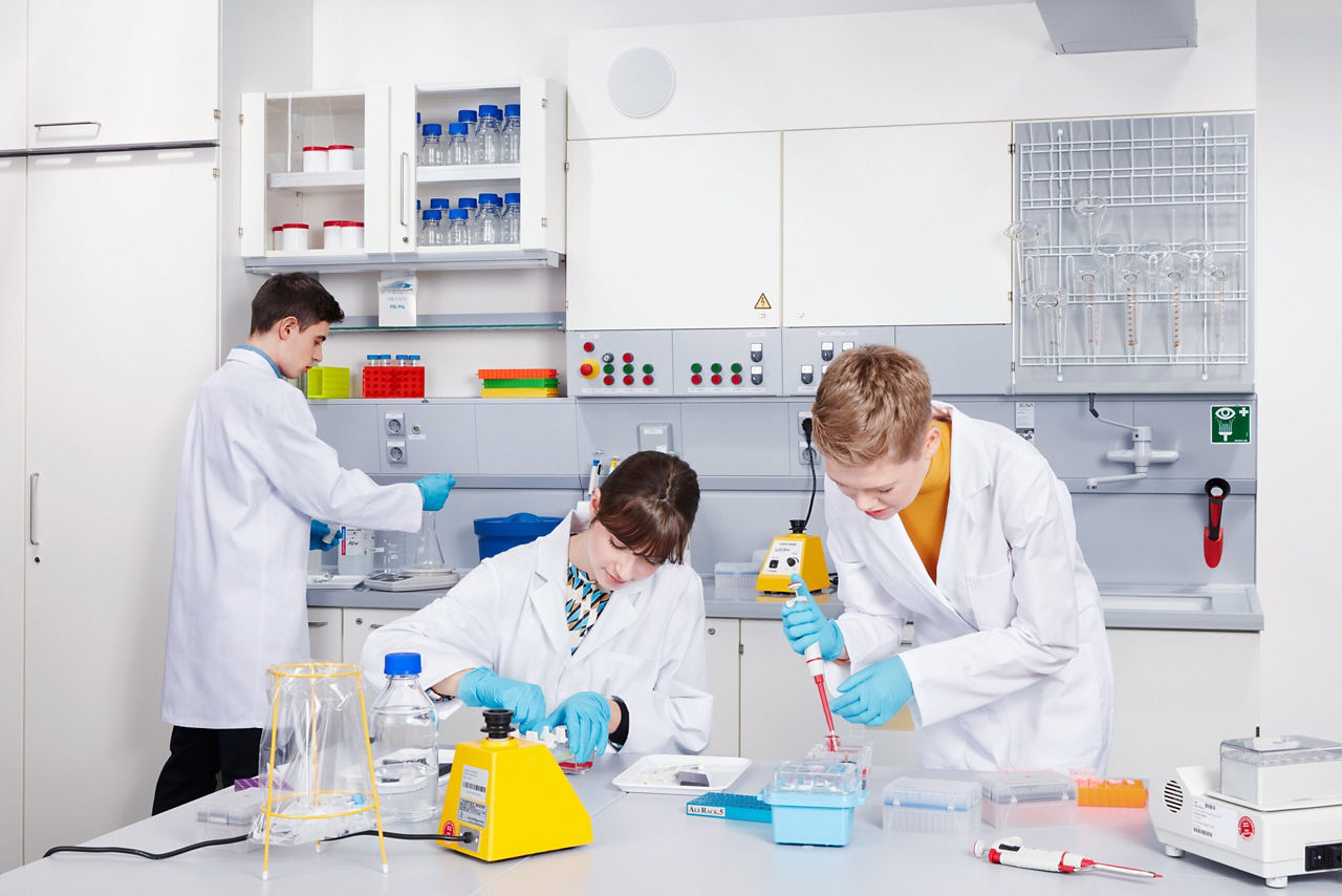 Jugendliche bei einem experiment im Labor