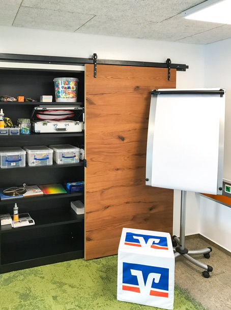 Flipchart vor geöffnetem Büroschrank