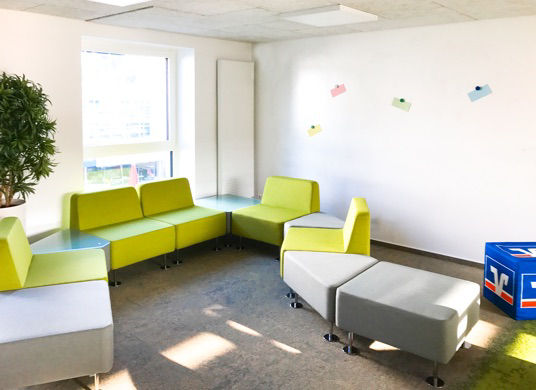 Sitzbereich mit Sofa in einem Büro