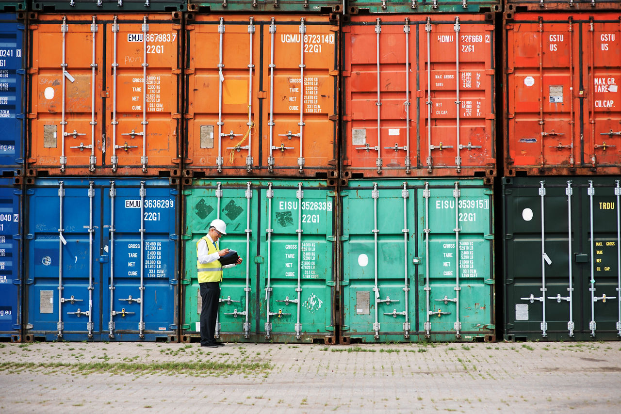Zollinspektor prüft alle Container und deren Ware welche exportiert werden