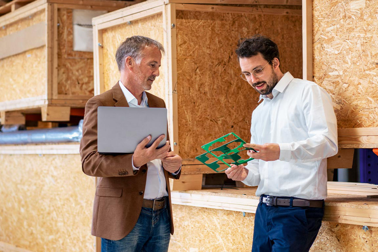 Zwei Geschäftsmänner in einem Holzkistenlager