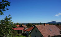 ein malerischer Blick auf ein kleines Dorf inmitten sanfter Hügel