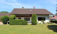 Haus mit gepflegtem Garten