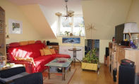 ein Wohnzimmer in einem Haus, das in einem modernen Stil eingerichtet ist