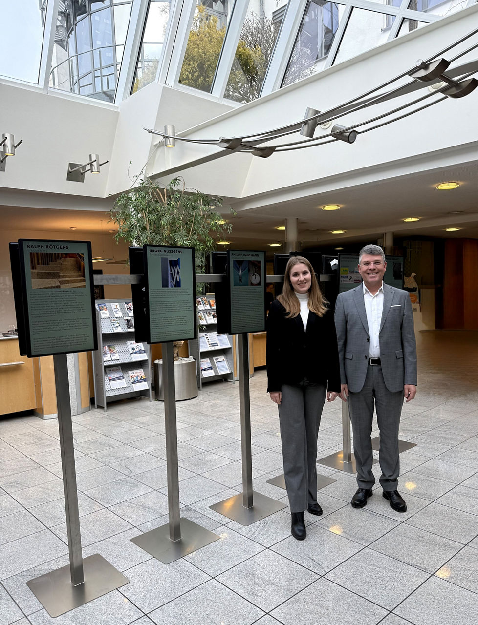 Kira Braun, Filialleiterin in Würslen und Vorstandmitglied Christof Klein.