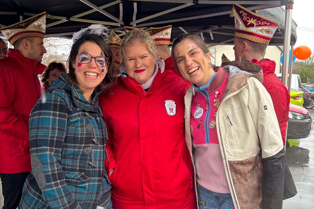 Drei junge Frauen stehen nebeneinander und lächeln. Zwei in Kostüm, eine in Bekleidung der Husaren Fernthal.