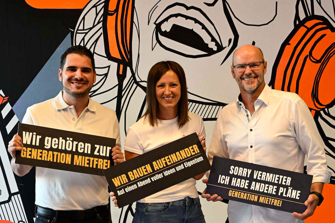 Personen mit verschiedenen Schildern in der Hand