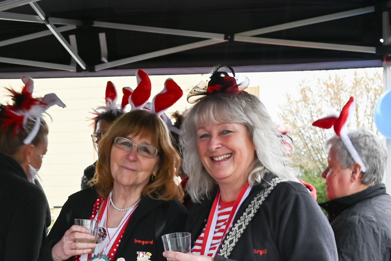 Die Möhnen aus Fernthal tragen zu Ehren von Prinz Hasi Haarreifen mit Hasenohren