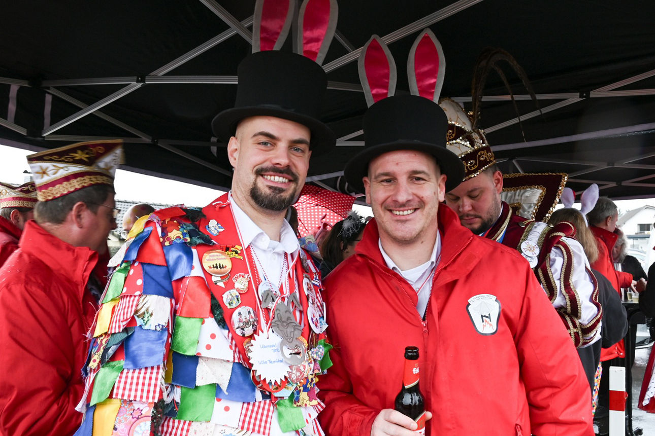 Die Adjutanten in Lappen-Kostüm und KG-Jacke tragen schwarze Zylinder mit Hasenohren