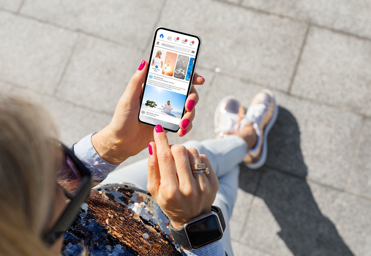 Frau mit der Handy in der Hand, die einen Feed geöffnet hat