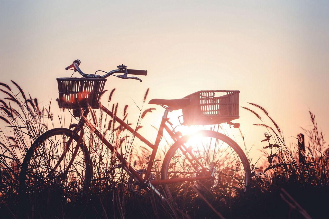 Retro-Fahrrad im Sonnenuntergang