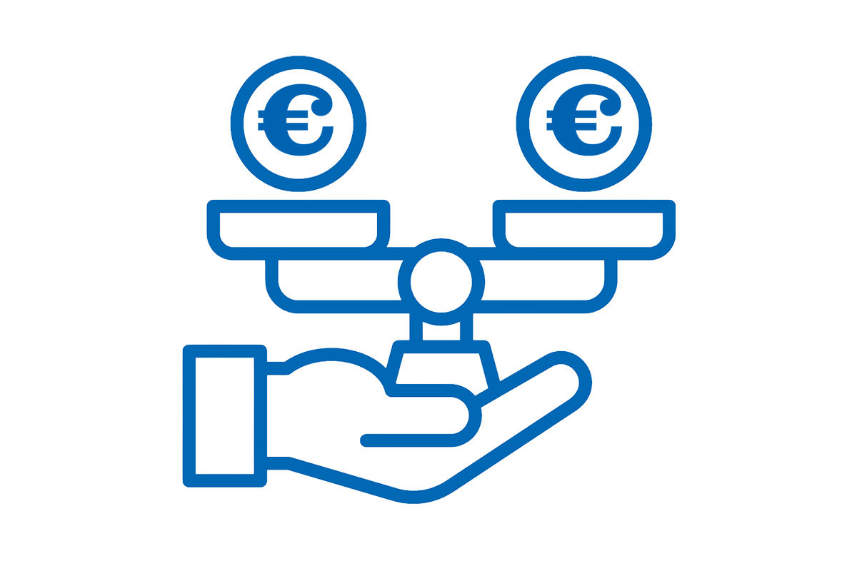 Hand mit Wage und Euro-Münzen darauf