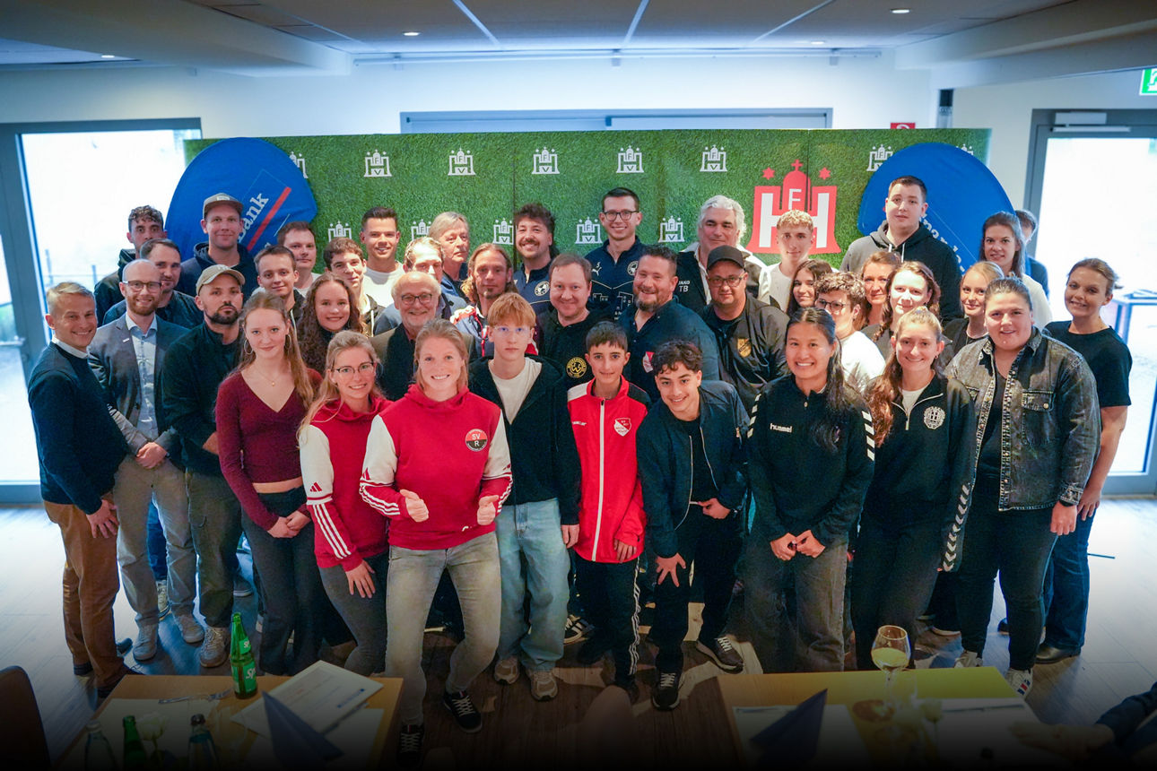 Im Bild Gruppenbild mit allen Vertreter*innen des mit dem Fairnesspreis ausgezeichneten Teams