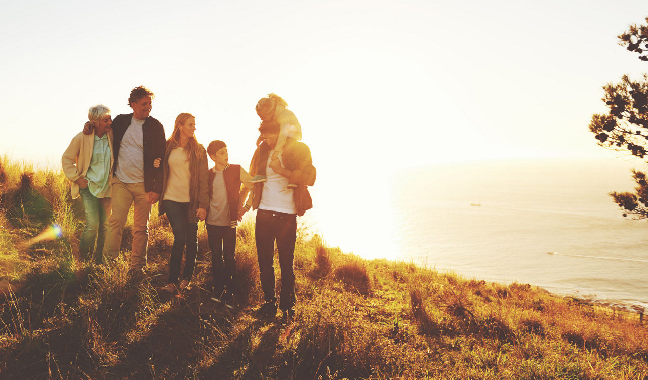 Familie spaziert an der Küste