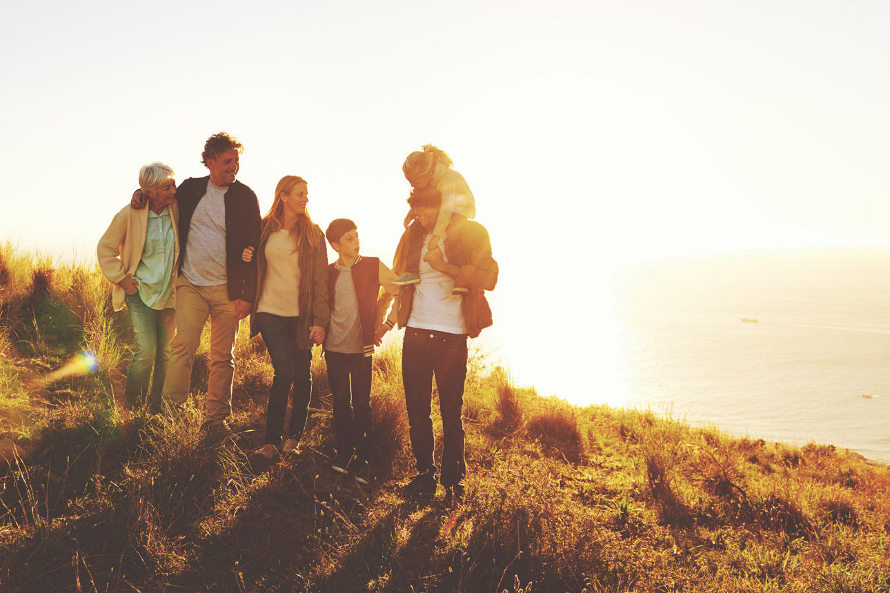 Familie spaziert an der Küste