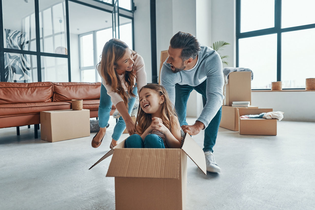 Eine junge Familie zieht in ein neues Haus