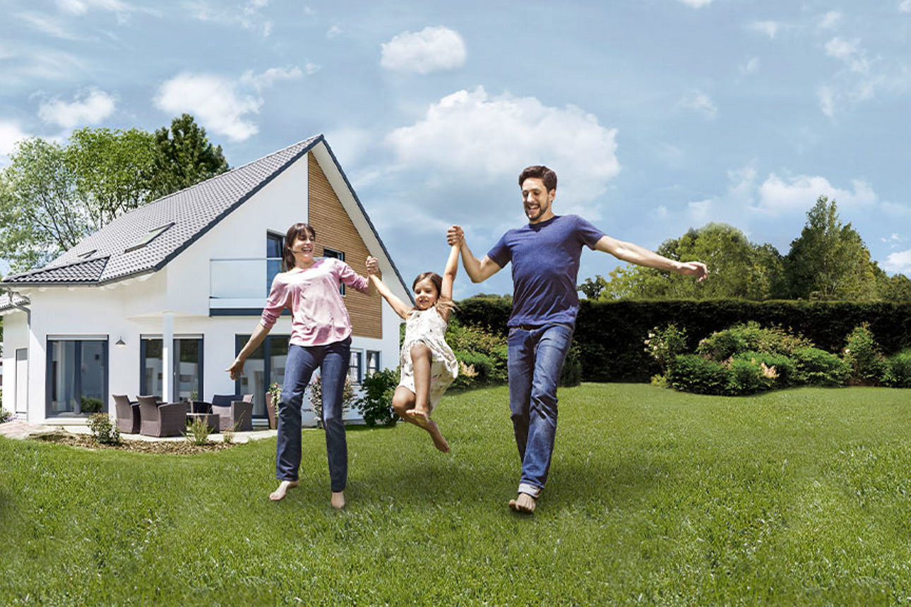 Vater und Mutter spielen in ihrem Garten mit ihrem Kind