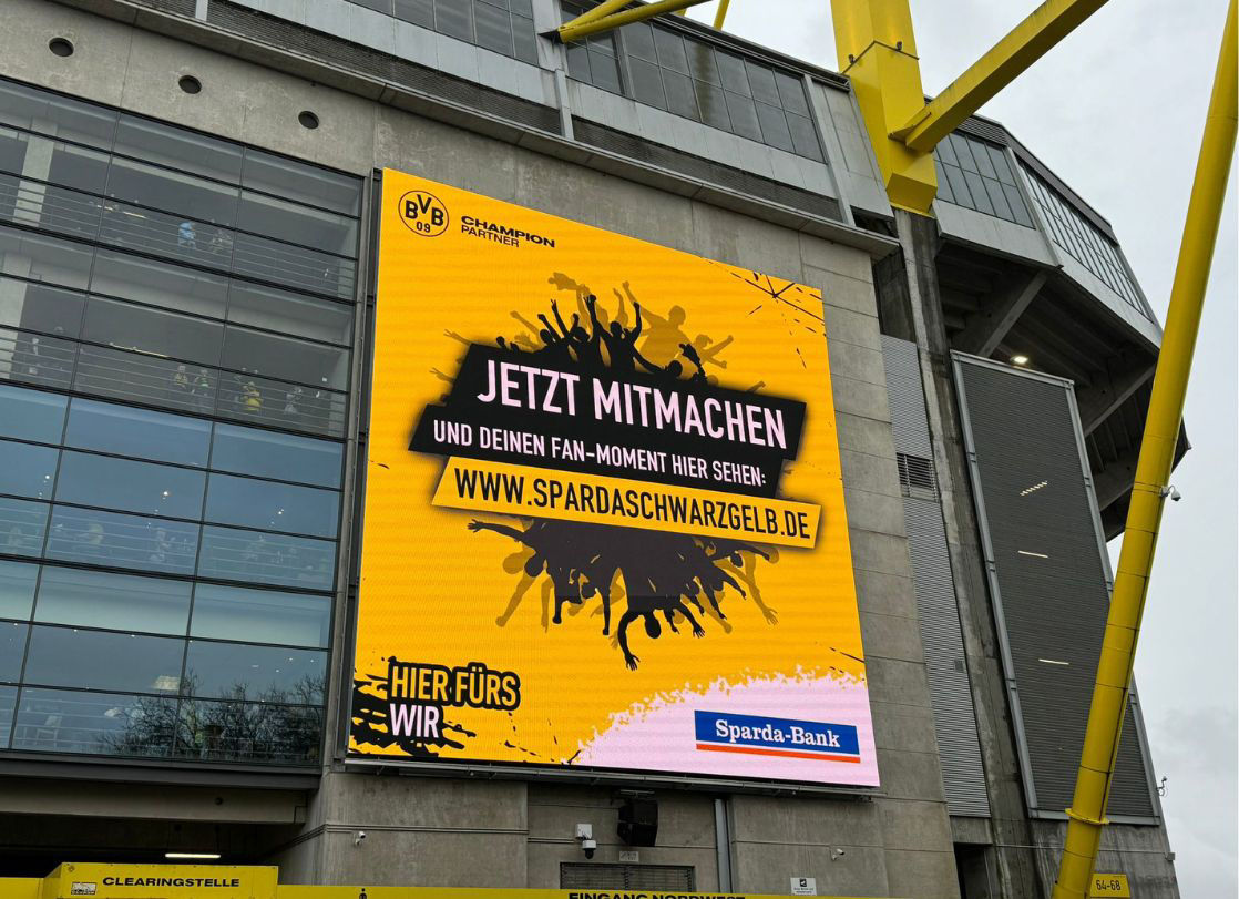Foto von einem sehr großen Plakt am Signal Iduna Park