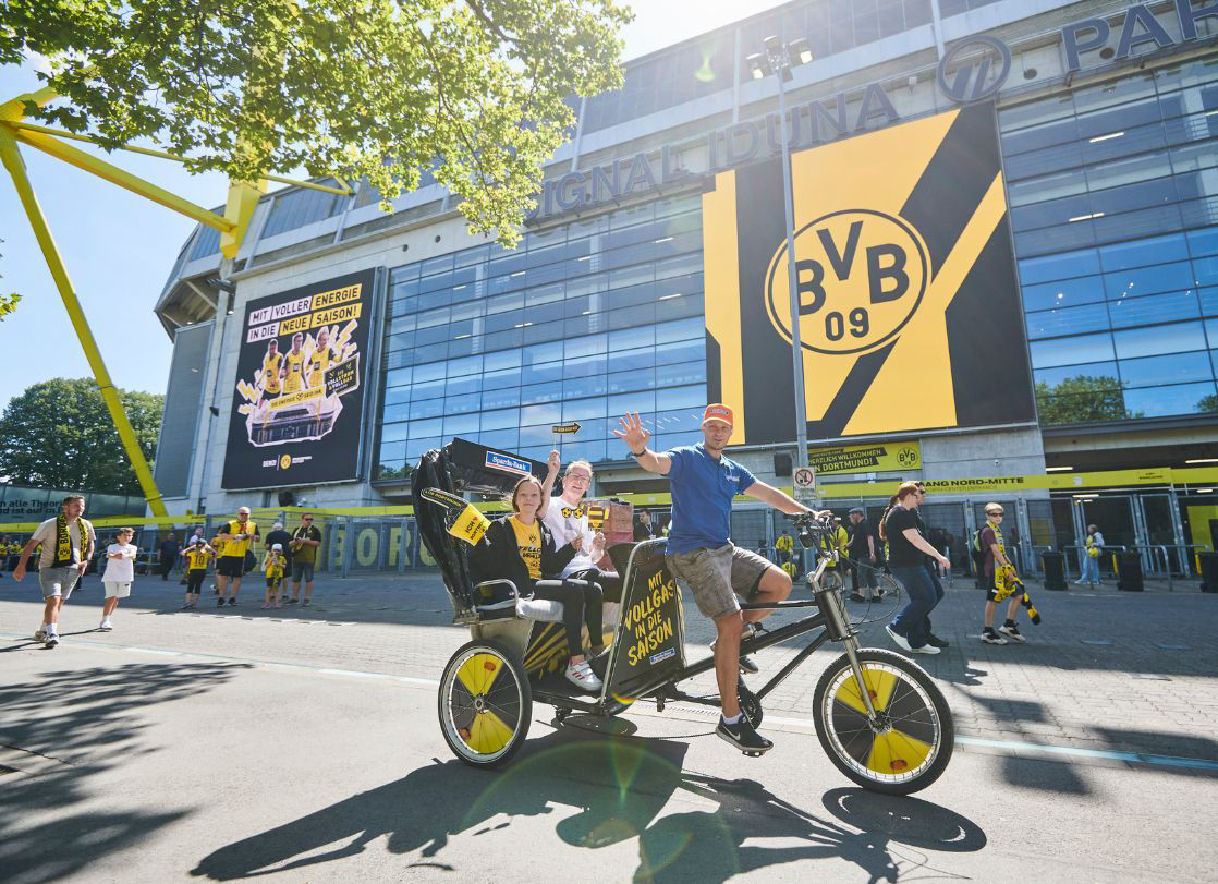 Foto von unserer Fan-Rikscha vor dem Stadion