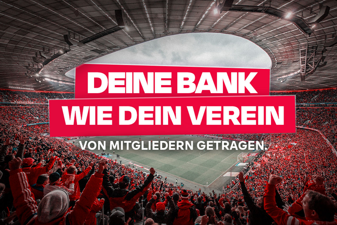 Slogan zum Fan-Banking mit der Allianz Arena von innen und jubelnden Fans im Hintergrund