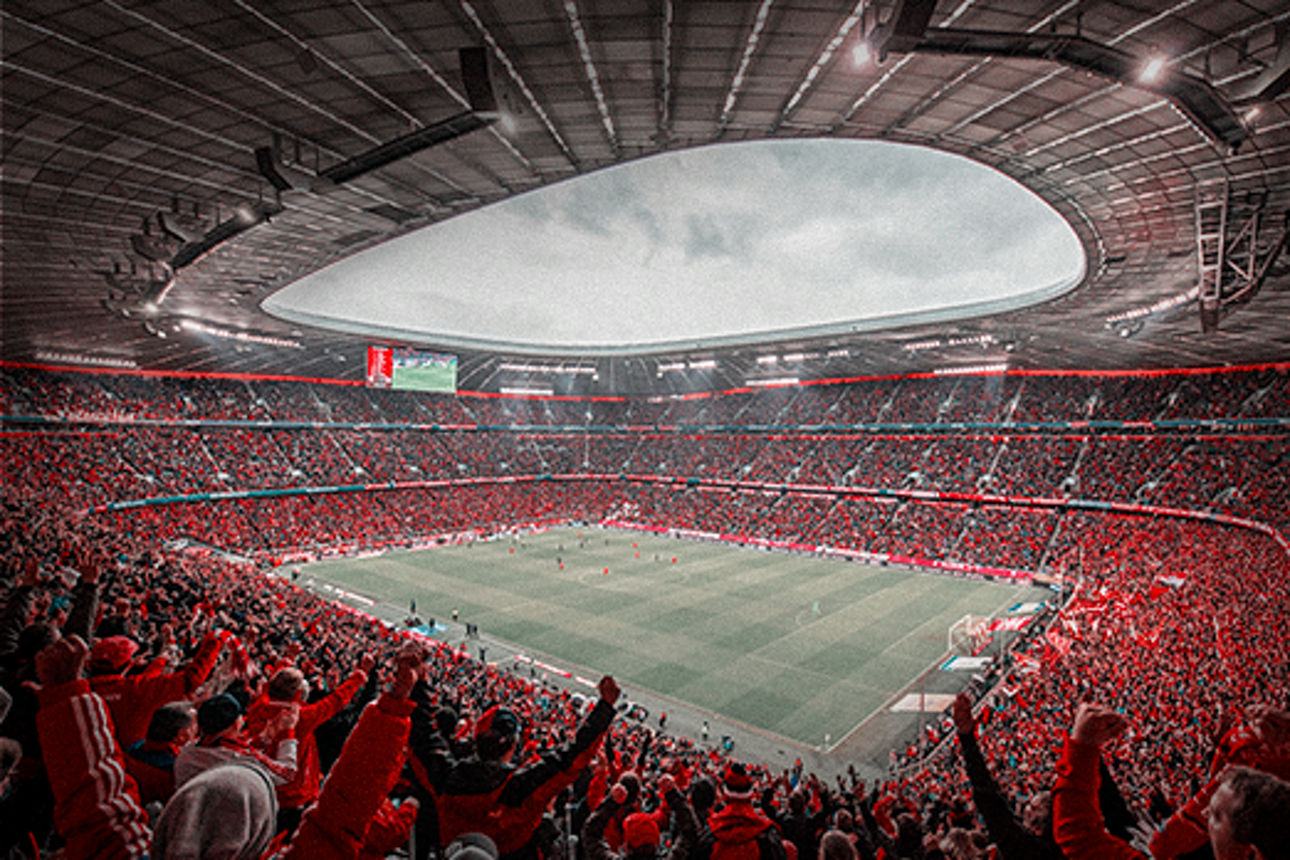 Bild der Allianz Arena von innen mit jubelnden Fans.