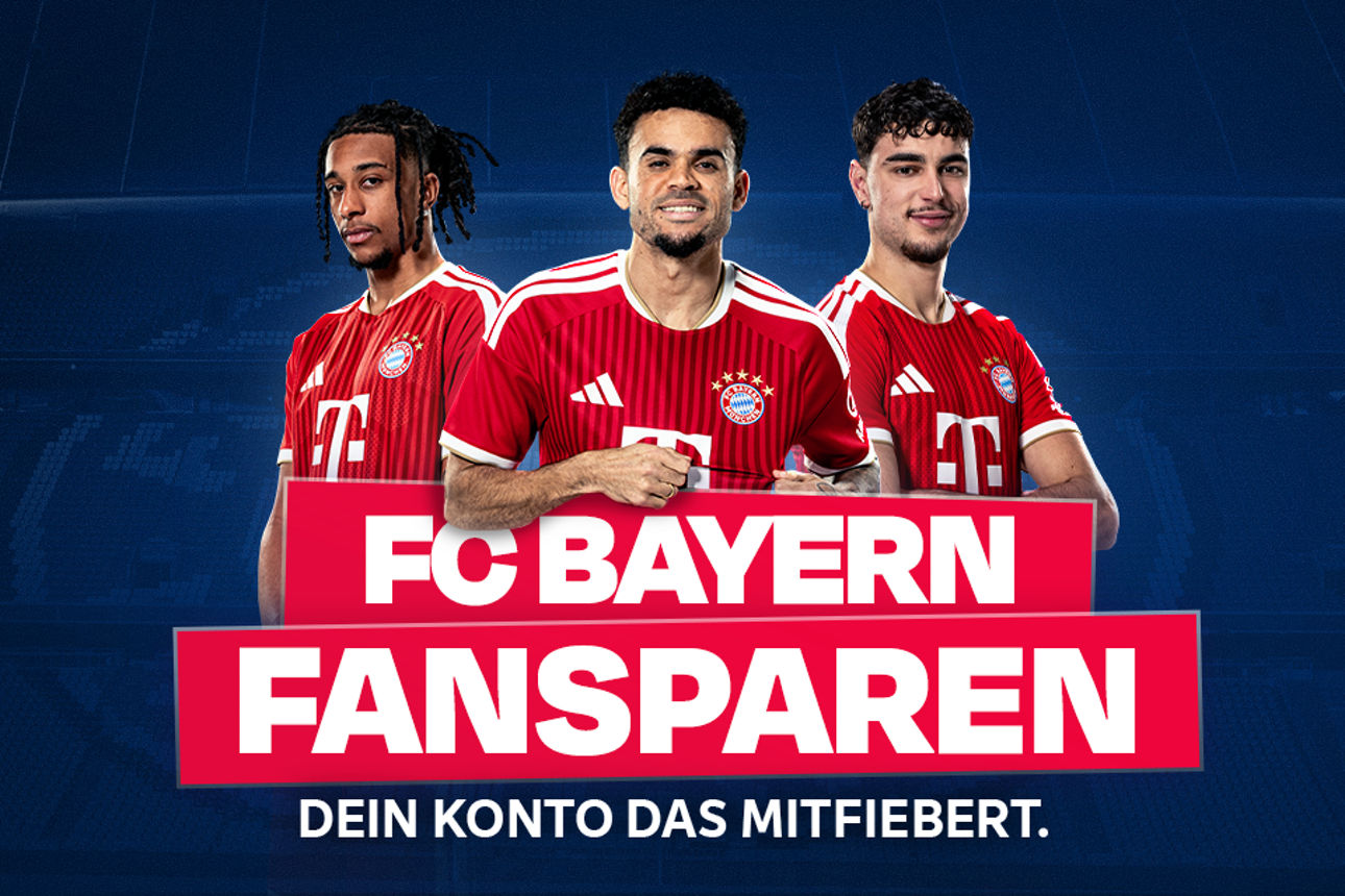 Fan-Banking Slogan und im Hintergrund Spieler des FC Bayern München (von links: Michael Olise, Luis Diaz, Alexander Pavlovic)