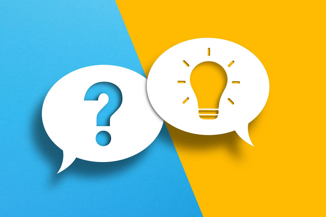 Ein Fragezeichen und eine Lampe