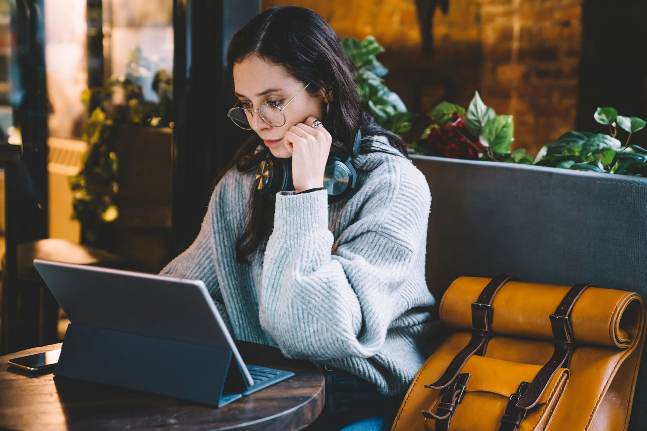 Frau sitzt nachdenklich am Laptop