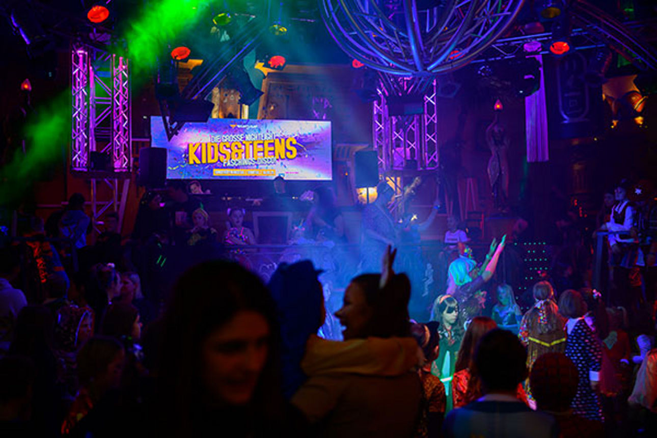 Menschen in einer Disco im bunten Scheinwerferlicht