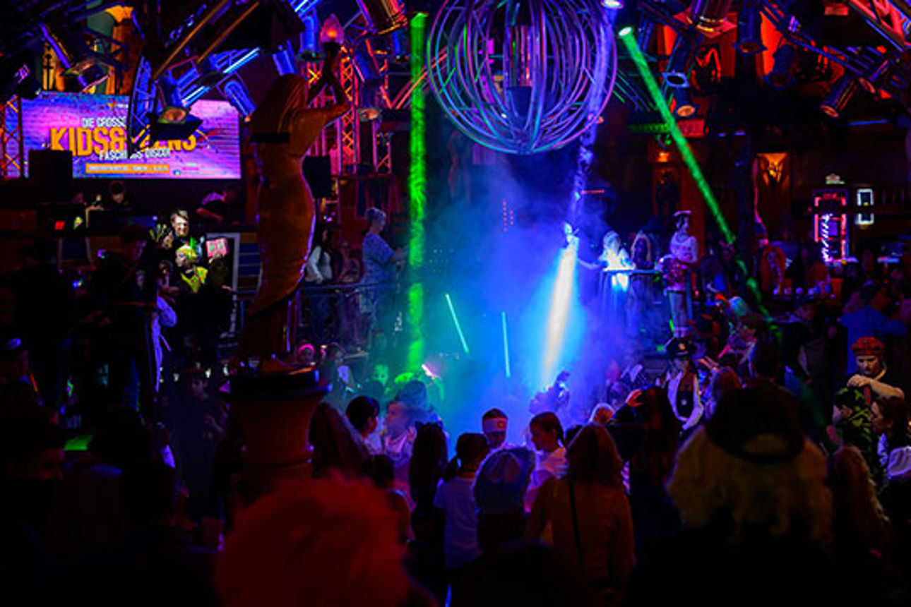 Menschen in einer Disco im bunten Scheinwerferlicht