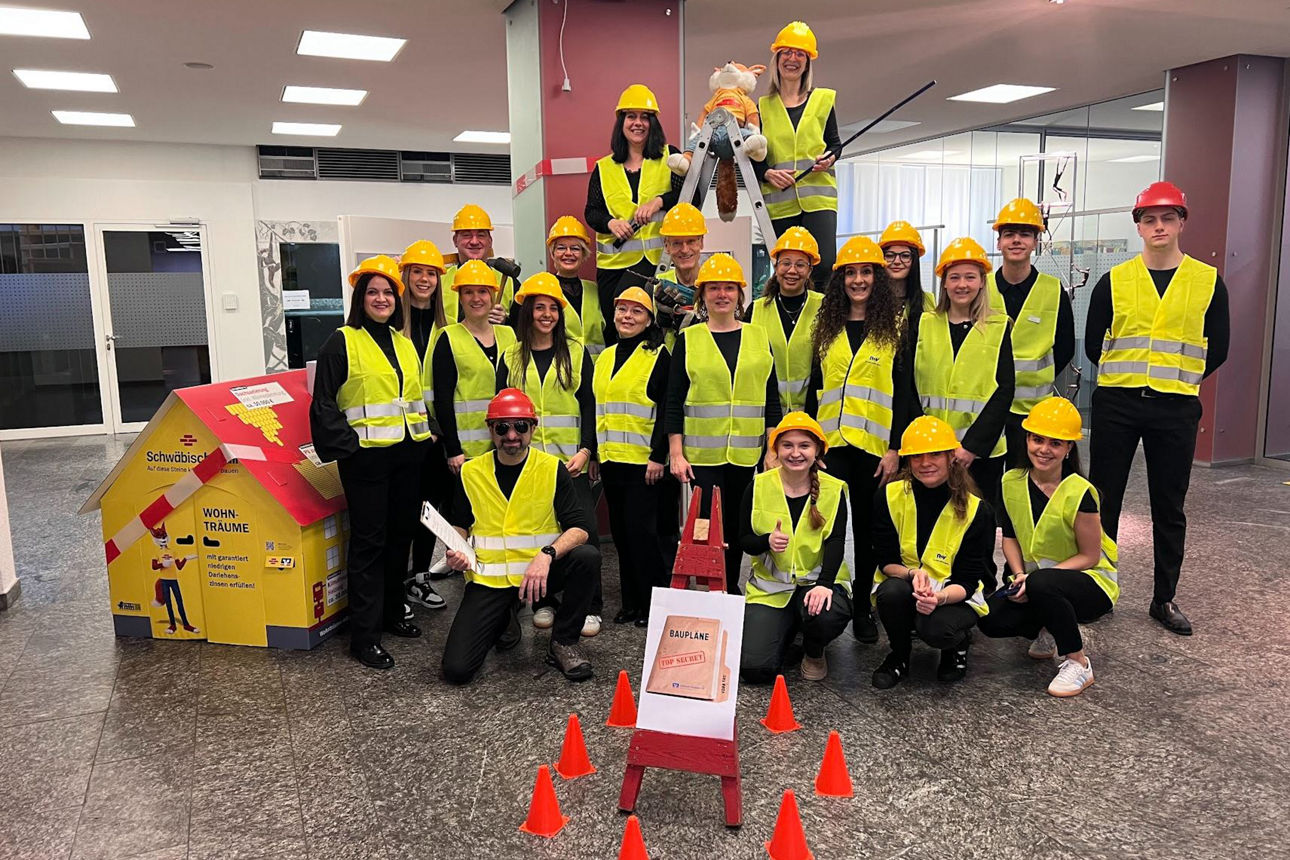 Verkleidete Mitarbeiter mit Warnwesten.