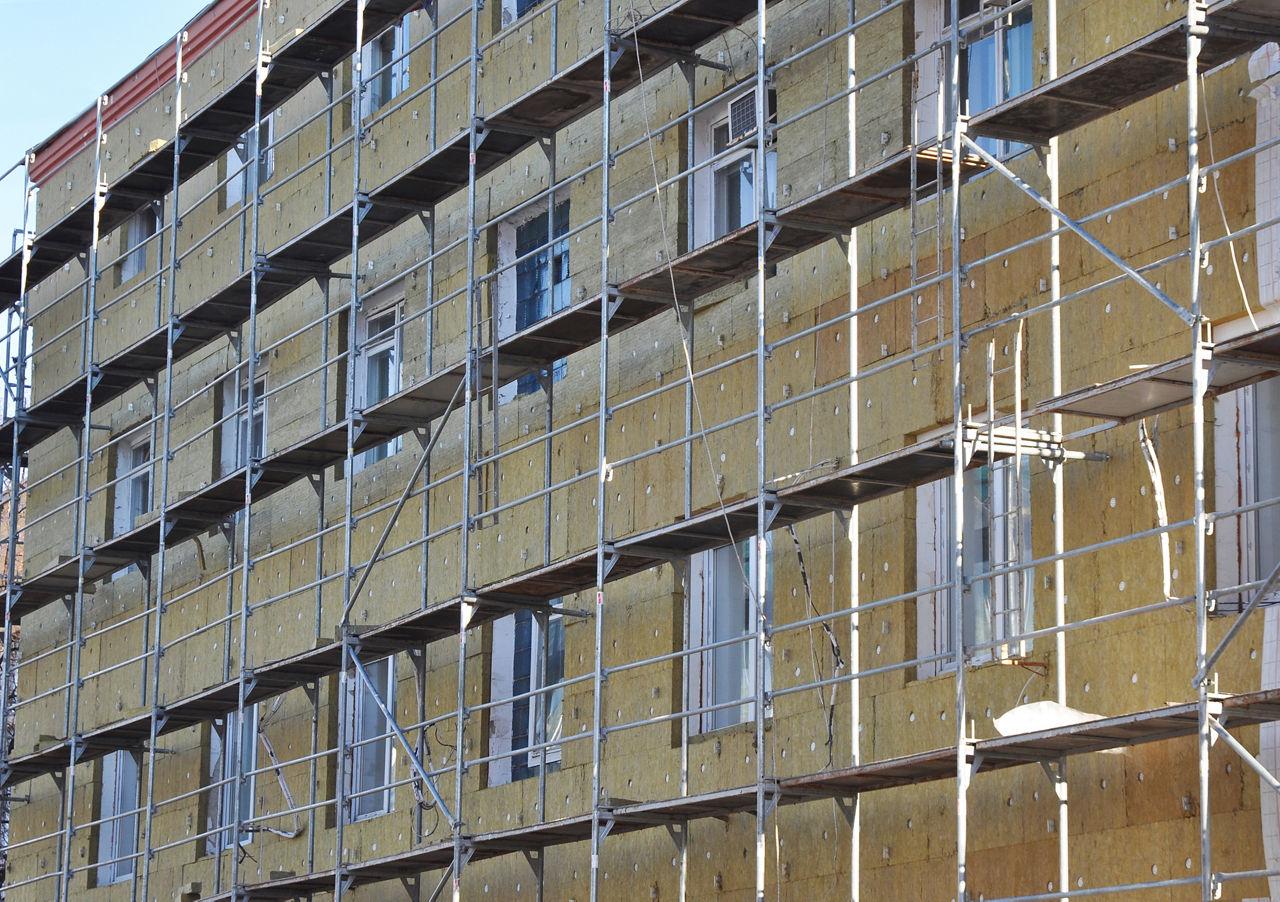 Fassade eines Gebäudes mit Arbeitsgerüst