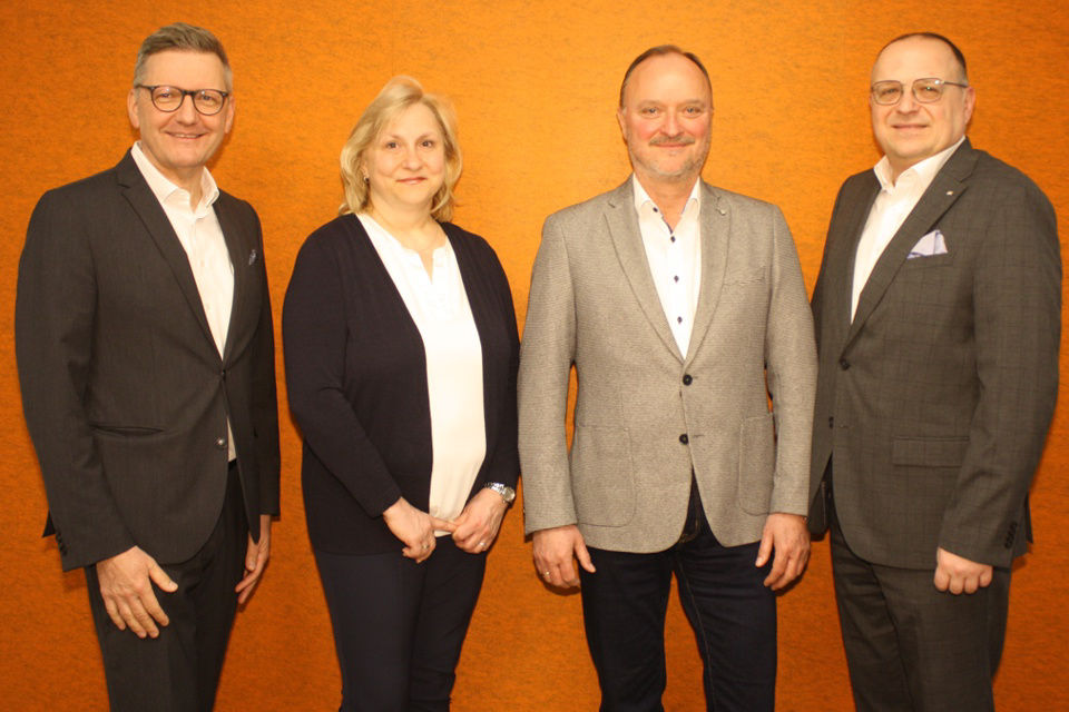 Gruppenbild mit Vorstand und Bereichsleiter