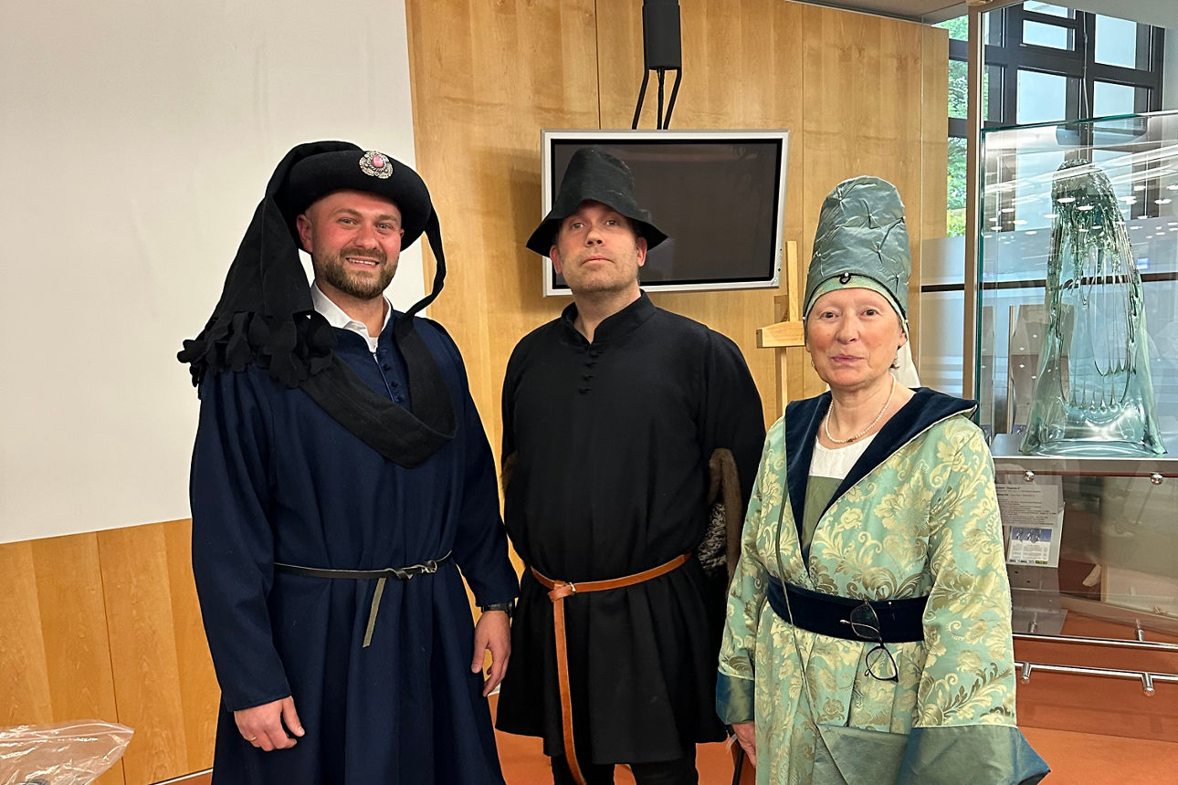 Drei Personen in Fehde-Kostümen