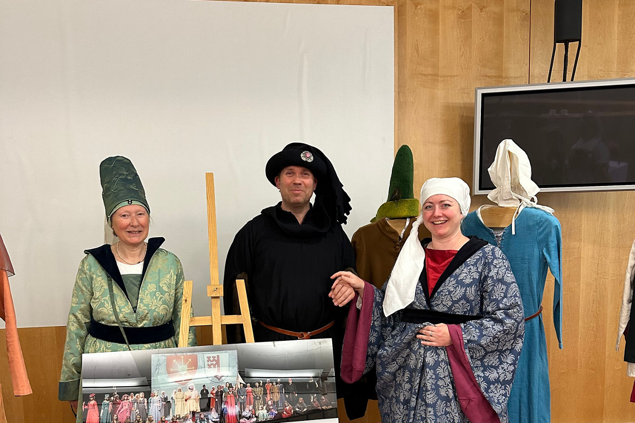 Drei Personen in Fehde-Kostümen