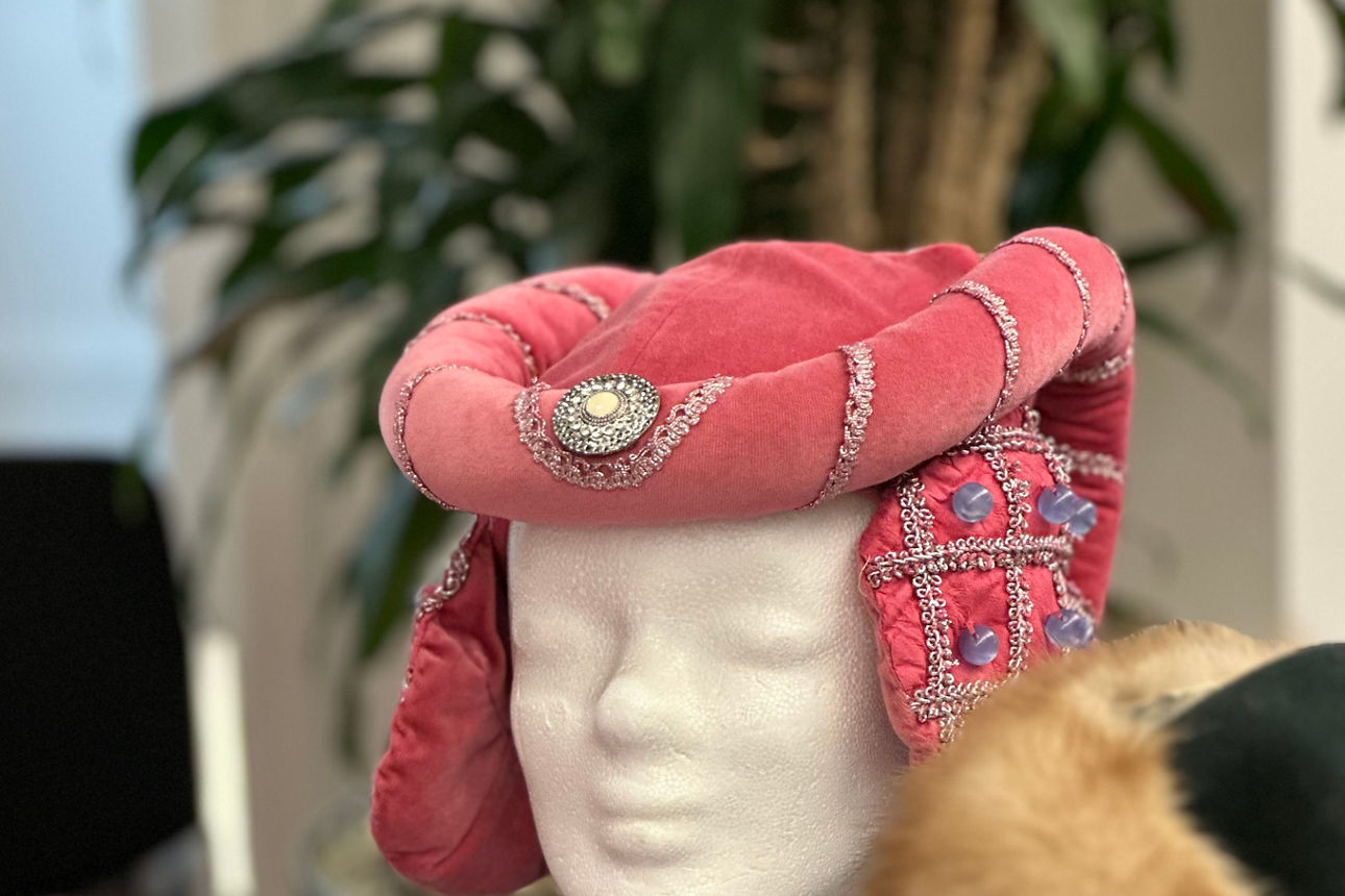 Mittelalterhut auf einer Puppe