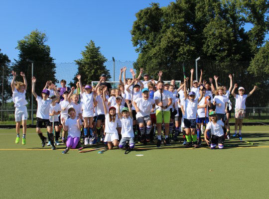 50 Kinder des TSV 1847 Schwaben Augsburg die am Hockey-Camp 2024 teilnehmen konnten.