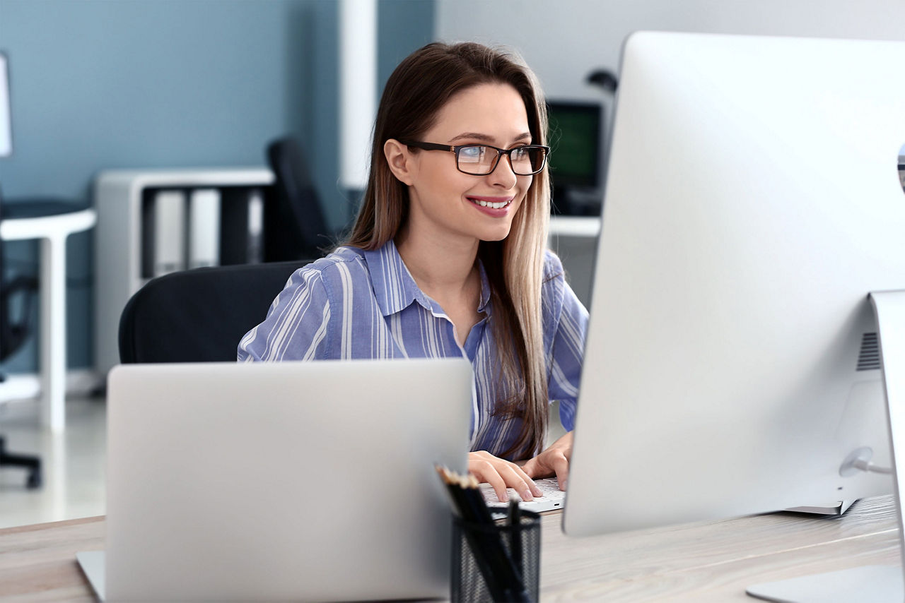 Weibliche Person arbeitet im Büro