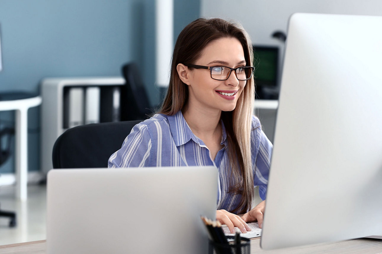 Weibliche Person arbeitet im Büro