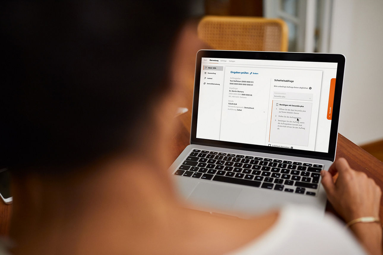 Eine Person vor dem Laptop