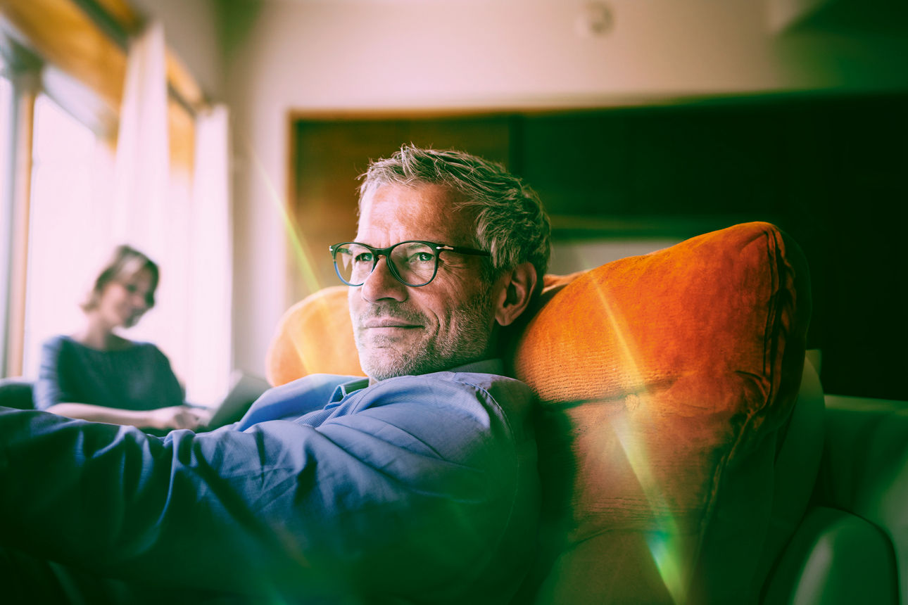 Mann entspannt sich im Sessel