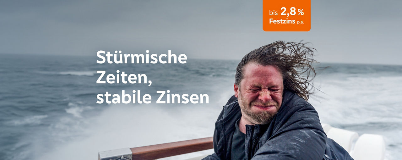 Mann im Segelboot auf hoher, stürmischer See