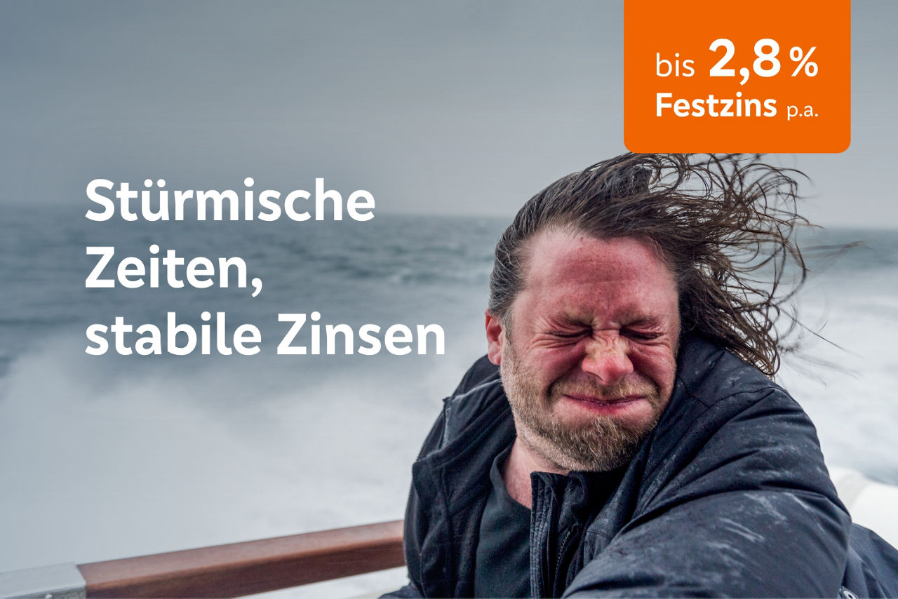Mann im Segelboot auf hoher, stürmischer See