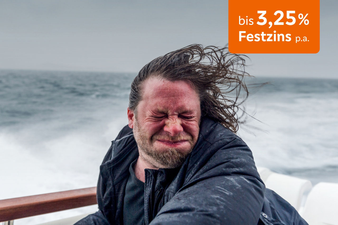 Mann im Segelboot auf hoher, stürmischer See