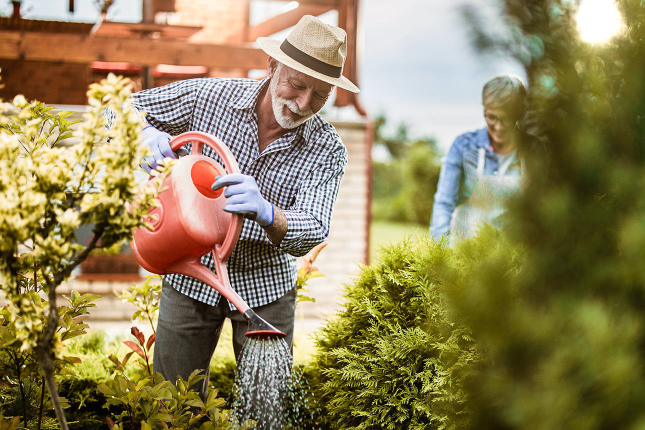 Ein Mann arbeitet glücklich in seinem Garten