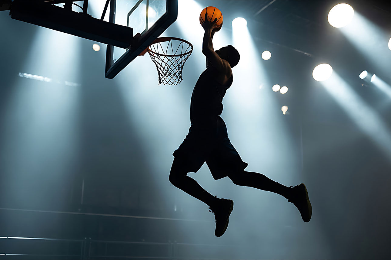 Basketballspieler der hochspringt um einen Korb zu werfen - symboliesiert damit die Kraft von steigenden Zinsen.