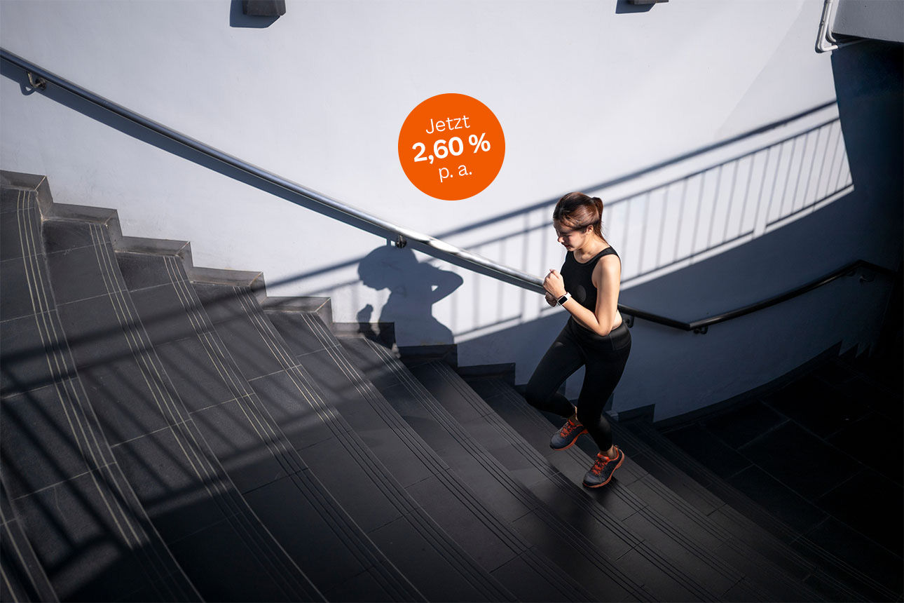 Sportliche Frau die ein paar Treppen hoch joggt
