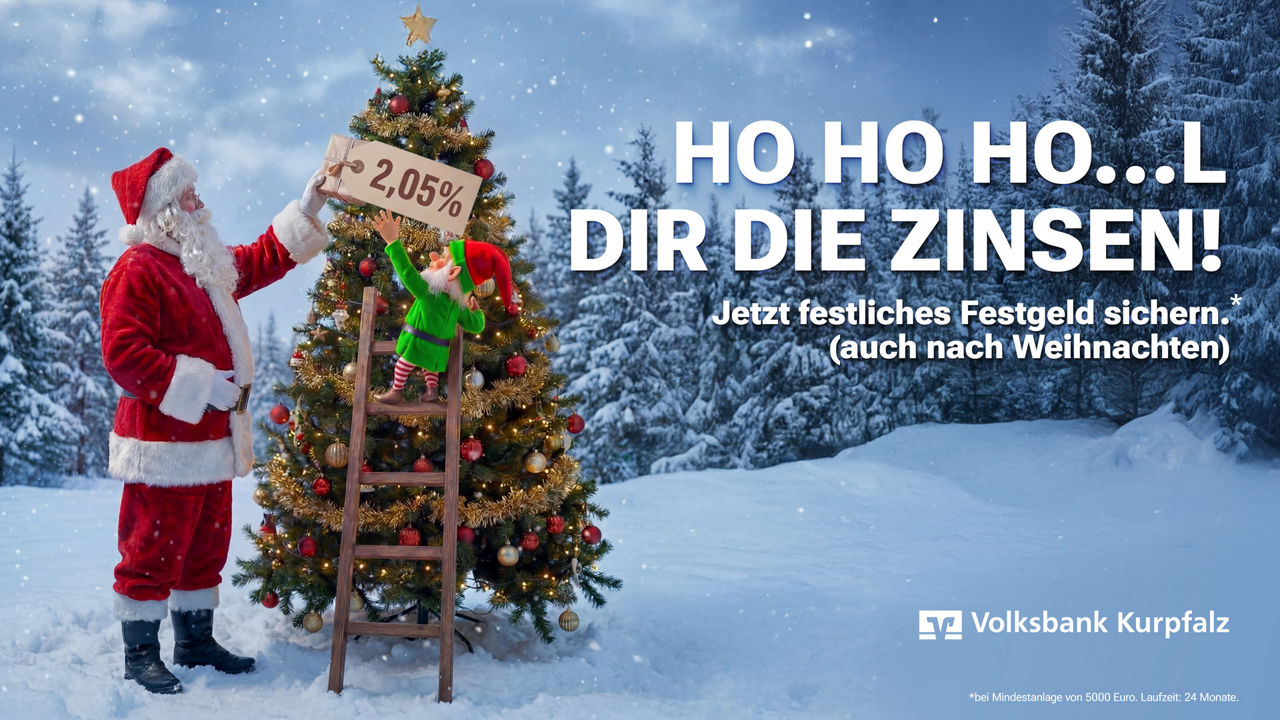 Weihnachtsmann und Wichtel mit Geschenk vor Weihnachtsbaum in Schneelandschaft