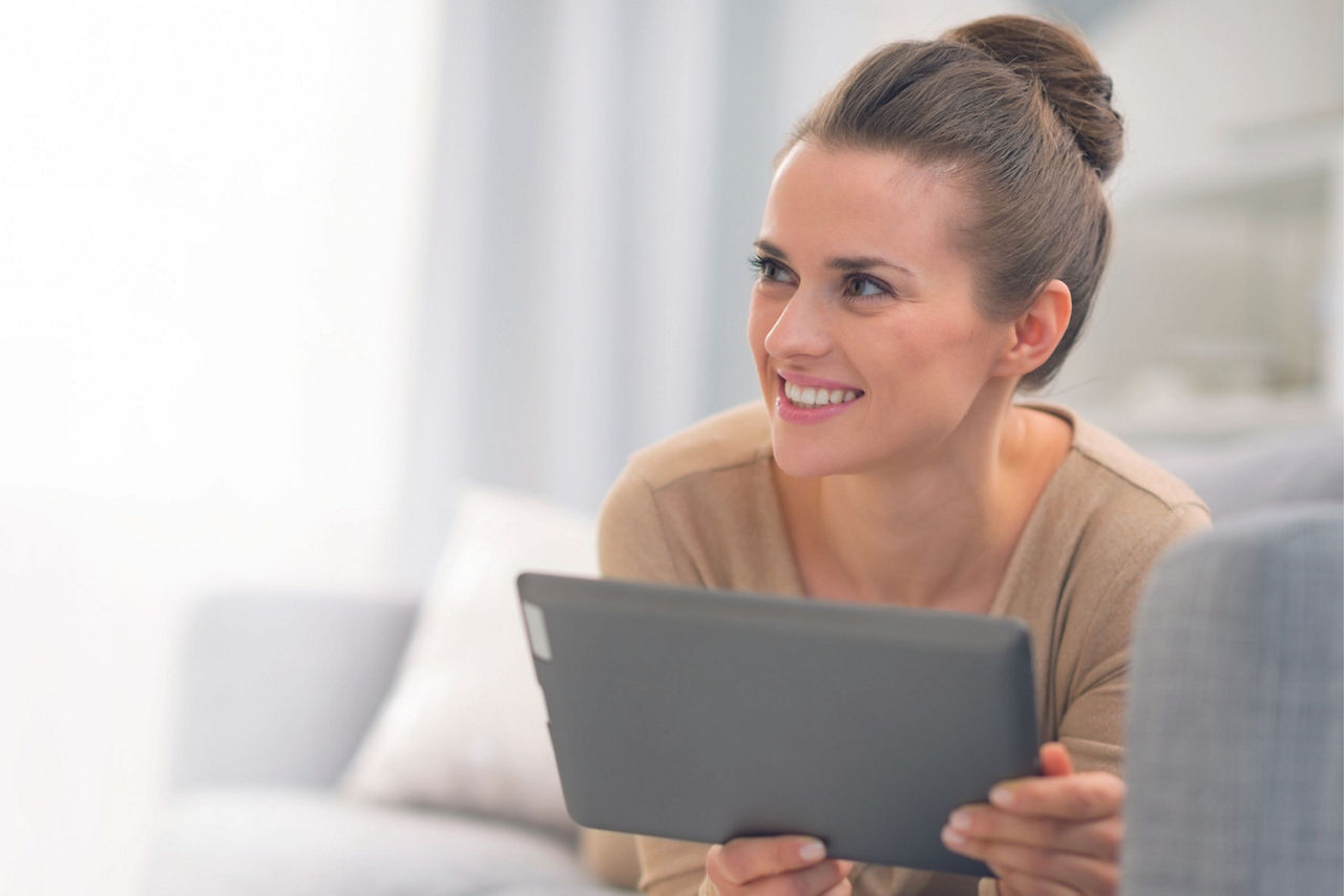Frau hält Tablet in der Hand